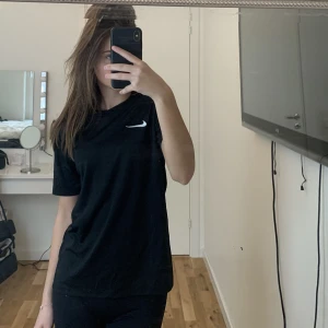 Träningströja - Säljer då den aldrig kommer till användning. Jätte skön och fin träningstshirt. Använd ett fåtal gånger.