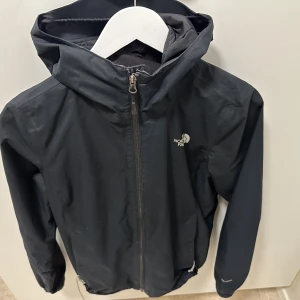 jacka - vind/skaljacka från The North Face storlek S, fint skick