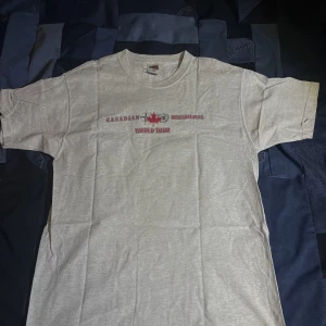 Kanada vintage T-shirt  - Otroligt snygg tröja med tryck på båda sidorna:) inga defekter. Dm vid frågor 