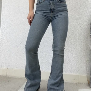 Tiger of Sweden boot cut - Ett par skiitsnygga bootcut från Tiger of Sweden!😍På tredje bilden kan man se att en hälla är trasig (köpte den så för lite rabatt) men det går att ha dem bara sådär eller laga lätt. Knappt använda då de är för små för mig. Såå snygg passform!!