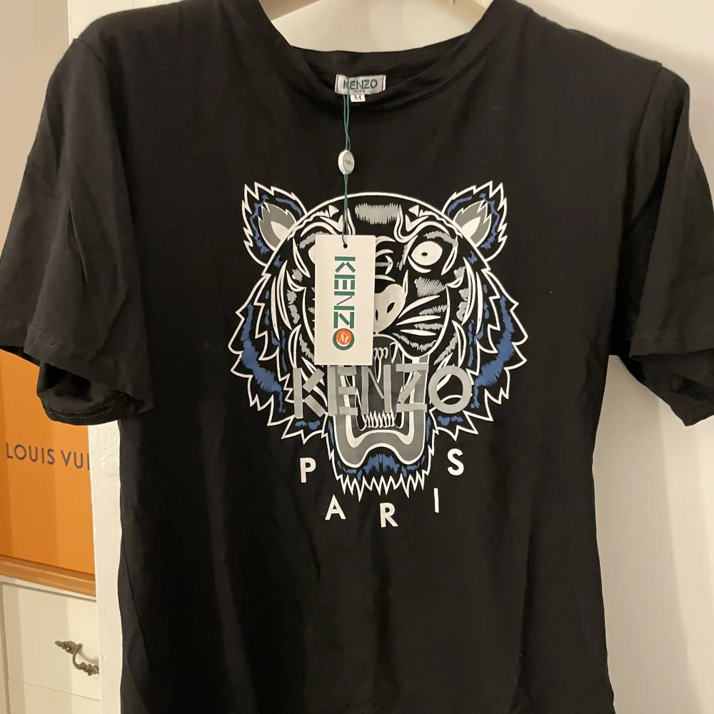 Kenzo inspirerad T-shirt i färgen svart och i storlek M. Aldrig använd. Prislapp finns på.. T-shirts.