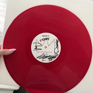 Signerad hov1 skiva - Säljer min Hov1 skiva som jag köpte på signeringen i stockholm, liten repa som syns på bilden men inget som syns om du vill ställa upp eller rama in. Köparen står för frakt 