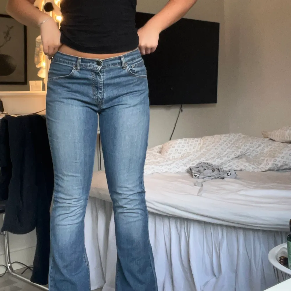 Säljer mammas gamla Levis jeans som är utsvängda och midwaist. Står inte vad det är för storlek men skulle säga att det är 36-38. Jeans & Byxor.