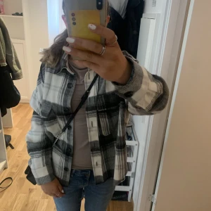 Höstjacka Gina Tricot💓 - Säljer denna supersnygga skjortjackan från Gina tricot💓. Perfekt nu inför hösten👌🏻. Inga defekter och i bra skick🫶🏼. Inköpt för 399 och säljer för 200 kr. Hör av dig om du har någon fråga eller är intresserad☺️.  Betalas via swish!