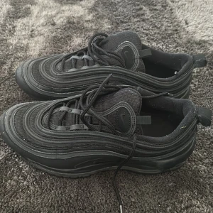 Nike airmax 97 - Säljer mina airmax 97, näst intill nyskick. Pris kan diskuteras vid snabb affär!