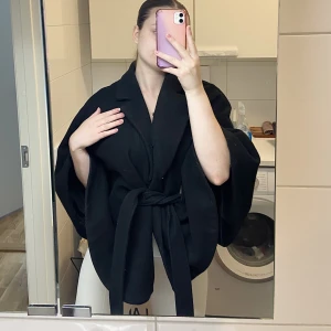 Kappa - Jättefin ponchokappa från bubbelroom inköpt för flera år sedan så går inte att få tag på idag. 🌸