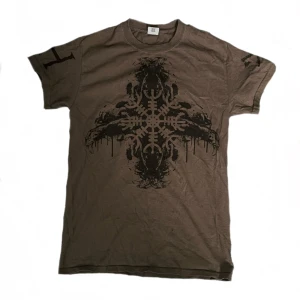 T-shirt  - T-shirt med coola tryck i strl S. Irl så är färgen mer likt dom andra bilderna. Köparen står för frakten!