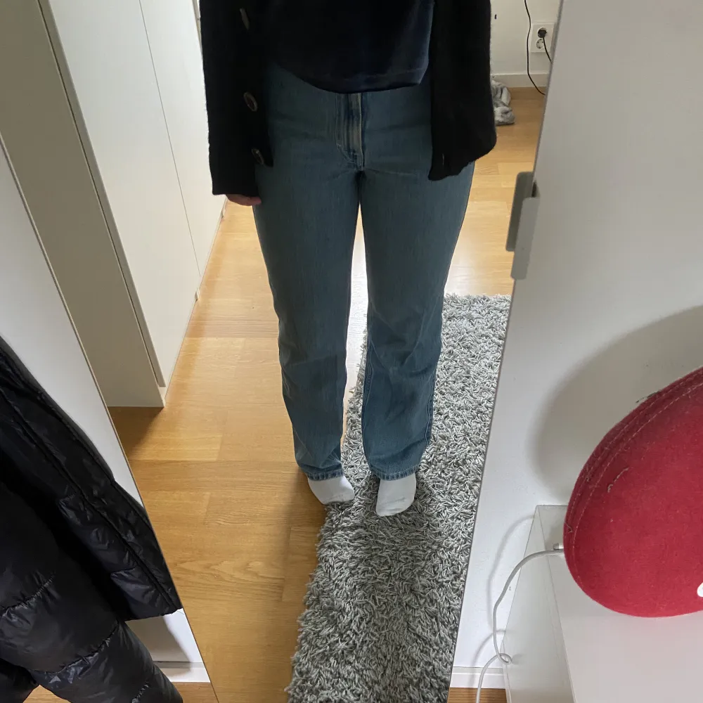 Weekday jeans i modellen Rowe extra high straight jeans i storlek 23/30. Använda fåtal gånger. . Jeans & Byxor.