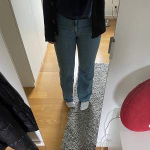 Weekday jeans i modellen Rowe extra high straight jeans i storlek 23/30. Använda fåtal gånger. 