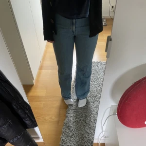 Blå weekday jeans  - Weekday jeans i modellen Rowe extra high straight jeans i storlek 23/30. Använda fåtal gånger. 