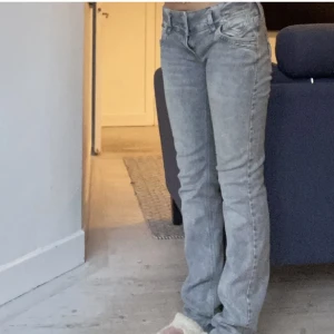 Grå jeans  - Säljer dessa slutsålda  jeansen från JONQUIL 🤍W 28 L34. Aldrig använda och köpta för 550 kr💕Skriv för fler bilder 