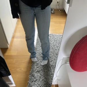 Zara jeans  - Blåa lågmidjade Zara jeans i storlek 32. Har fransat sig lite längst ner men syns inte tydligt när de är på 