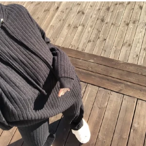 Bikbok set - Hej, nu säljer jag mitt mysiga set från bikbok, en tröja och ett par byxor. Köpt från bikbok för 400kr jag säljer för 150kr, pris går att diskutera vid snabb affär.  Har du frågor eller funderingar hör av dig!💕