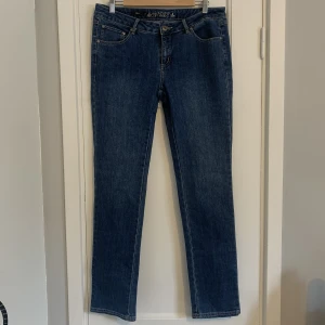 Lågmidjade jeans - Säljer dessa väldigt fina Lågmidjade jeansen i storlek 42. Väldigt fint skick och sparsamt använda.