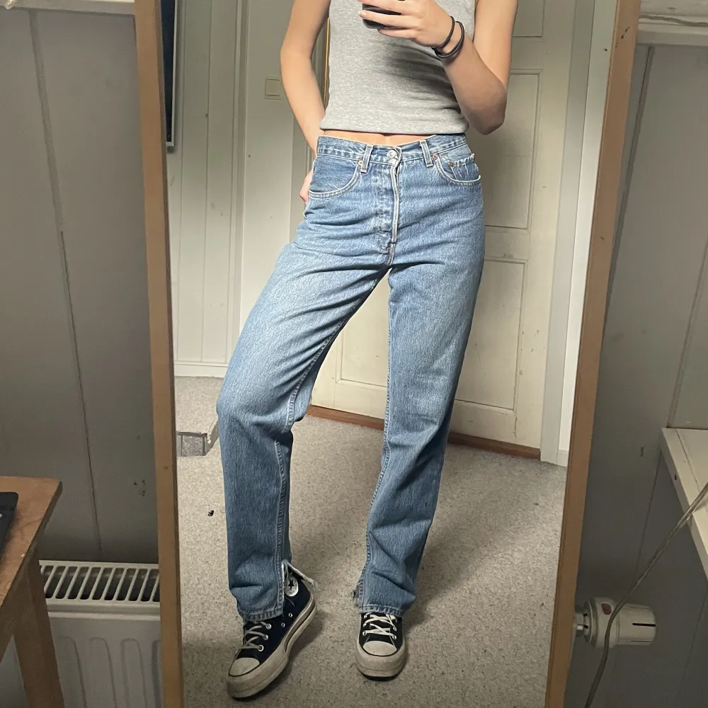 Gamla Levis jeans som jag klippt slit på. Jag är 174cm!. Jeans & Byxor.