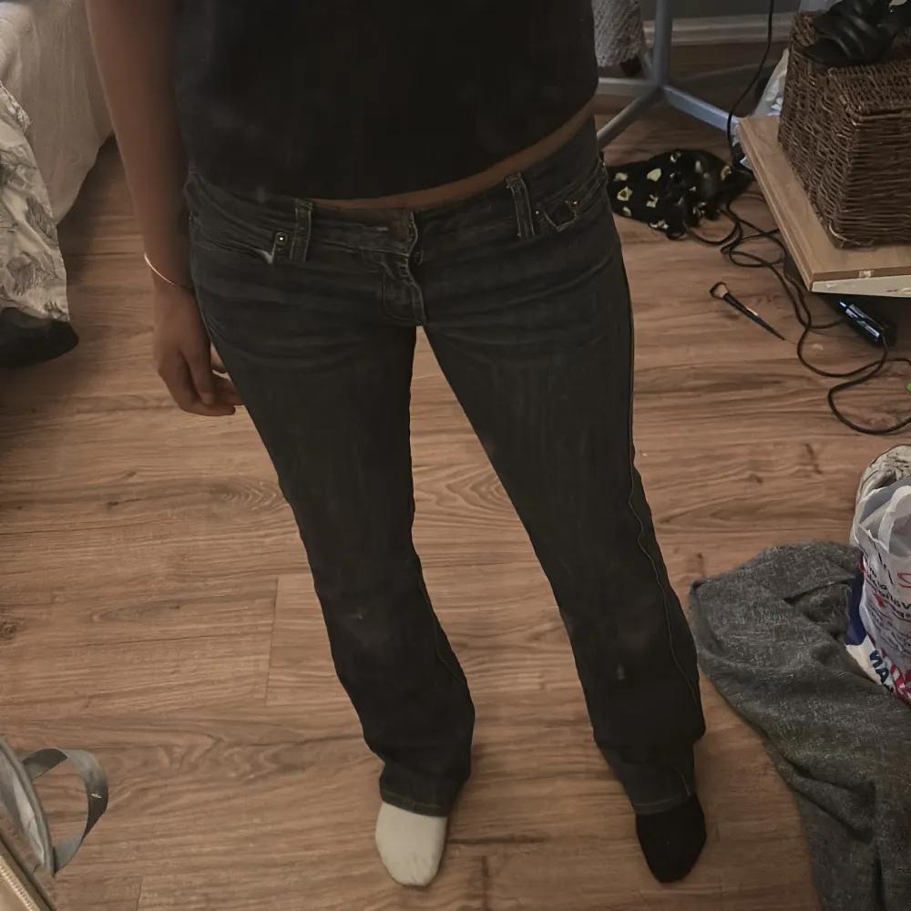 Säljer dessa mörkgrå jeansen från zoul. Dem är lågmidjade, utsvängda och passar mig som oftast har storlek S i jeans. Dem är lite långa på mig som är 162 cm. 💕. Jeans & Byxor.