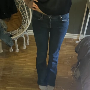 Bootcut jeans - Superfina lågmidjade bootcut jeans från bikbok i modellen Low flare. Köpta för 599kr, endast använda några gånger. Storlek 25/32 Långa på mig som är 169cm