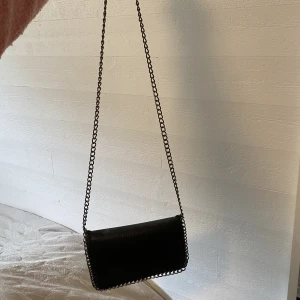 Kedjeväska - Axelremsväska, tror den är köpt på Ullared. 