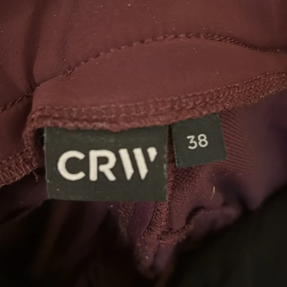 CRW ridbyxa storlek 38 Sälj pga att ja har slutat rida Använda väldigt lite. Jeans & Byxor.