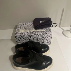 Eytys  - Säljer åt min syster, väldigt bra skick förutom defekten på snöret men de funkar såklart att knyta skorna. De kommer med ett vitt snöre! Prisa går att diskutera vid snabb affär!