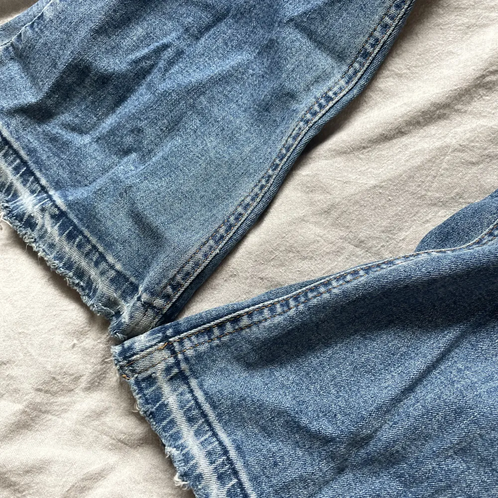Bootcut jeans från Gina, strl 32 och som ni kan se på andra bilden har jag sprättat dom och gjort hål innanför byxorna🫶🏻. Jeans & Byxor.