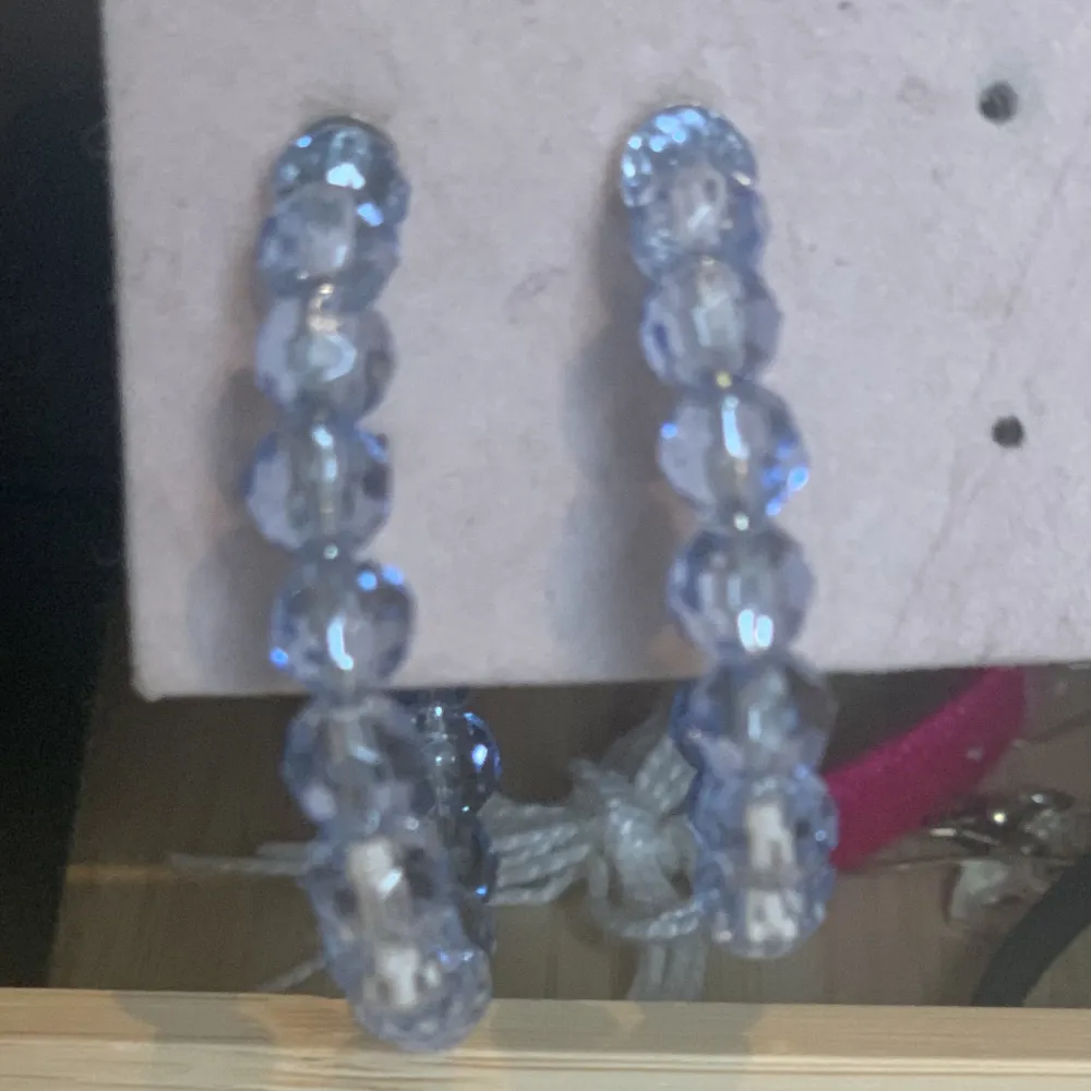 Ett par blå pärlörhängen. Nästan oanvända. Inte äkta pärlor, de är i plast. . Accessoarer.