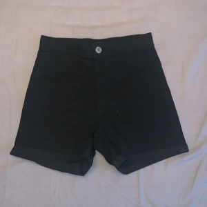 Jeansshorts  - Svara jeansshorts från hm, är i stl 146 men passar mig som har xs, jättefint skick💘💘