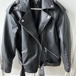 Svart Skinnjacka - Skinnjacka från missguided. Använd några gånger, lite oversized. Svart med riktiga fickor. Ganska varm och har inga defekter. 