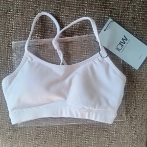 Iciw sportbh  - Säljer denna helt oanvända sport bh då den är för liten.