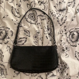 Väska - En svart axelväska med fake ormskinn ifrån shein. 