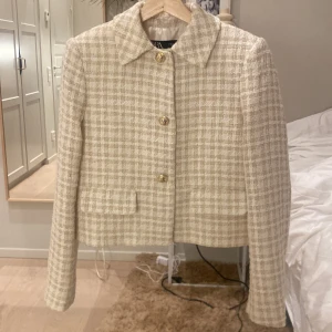 Beige kavaj - Otrolig fin kavaj ifrån ZARA, bra skick, använt endast 1-2 gånger. 💘Den sitter så fint och är så värd att köpa! Säljer bara för 350kr (original pris 699kr). 