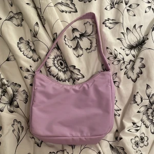 Axelväska - Liten och söt lila axelväska ifrån Ginatricot