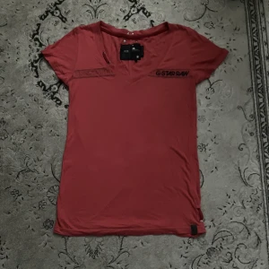 G-star raw t-shirt - Röd/orange V-ringad tisha med flera fina detaljer⭐️ pruta gärna vill bli av med den