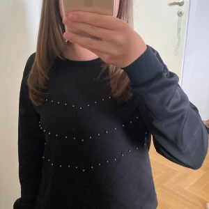 Sweatshirt  - Svart sweatshirt med små pärlor i storlek S, i superfint skick och inga skador på plagget🩷Skriv ifall du är intresserad!