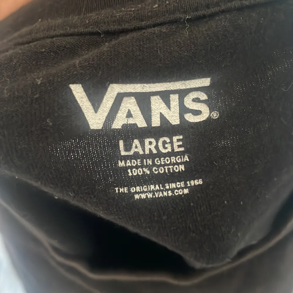 En Vans  T-shirt (riktig) storlek L men sitter bra som en M/S . T-shirts.