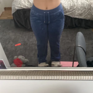 Juicy byxor - Säljer mina blå juciy byxor som är i storlek XS . Jag är 156 cm lång och dom är lite långa för mig men funkar hyfsat bra med skor
