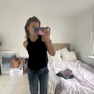 Halterneck topp - Så fin svart halterneck topp med knytning! Jag brukar ha storlek 36/38 och är 170 cm lång!🤍