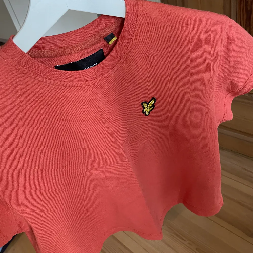 T-shirt ifrån Lyle and Scott. Använd någon enstaka gång så är i nyskick. Fin orange färg. Storlek Xs. Går bra att använda ”köp nu” annars skriv ett meddelande!💞. T-shirts.