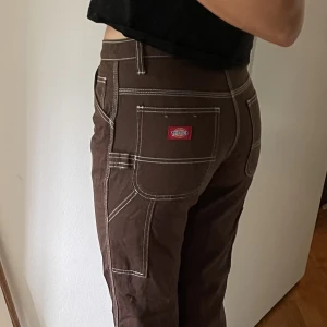 Dickies Byxor - Dickies byxor i nyskick. Bruna med vita stygn. Passar iprincip perfekt på mig som är storlek 36-38/S-M.   Kan mötas upp i Stockholm eller skicka på posten! :)
