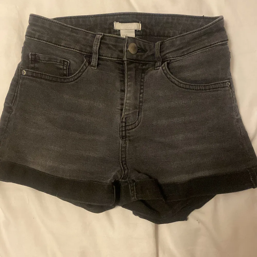 Säljer mina jeansshorts då de inte kommer till användning.💞 Shortsen är väldigt strechiga och passar någon i storlek xs/s. Skicket är bra och använd fåtal gånger. Pris kan diskuteras!! Skriv vid intresse eller frågor💕💕. Shorts.