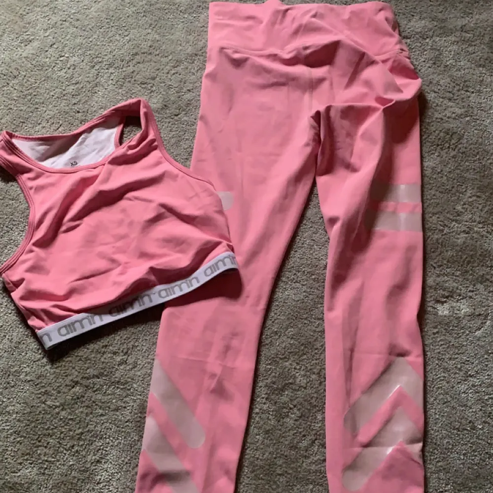 Ett rosa träningsett, inga defekter pris kan diskuteras . Jeans & Byxor.