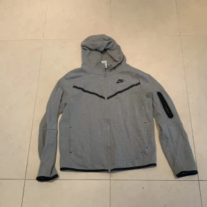 Nike tech fleece  - Fet tröja. Nån liten fläck annars fint skick. Köpt på JD för 1000kr. Säljer för den är för liten. Strl xl barn men passar även xs vuxen. Hör av er vid frågor.