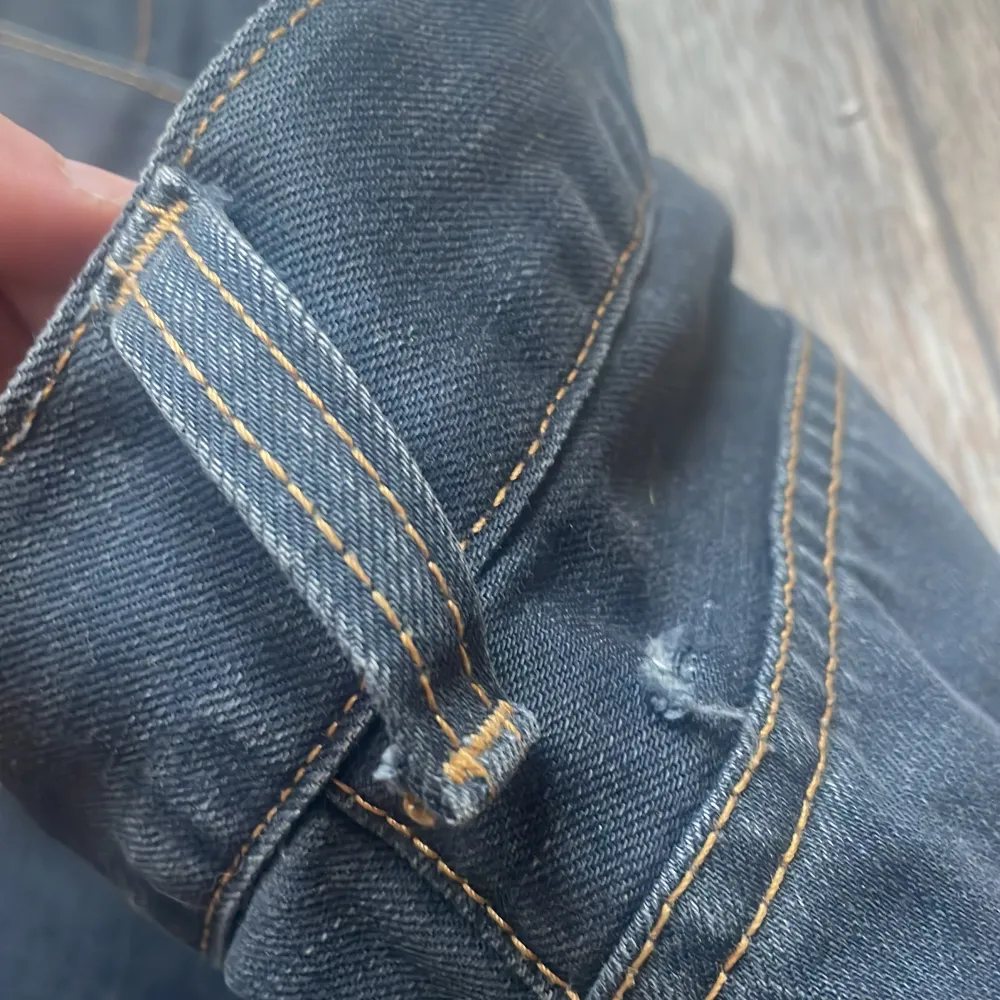 Säljer dessa jeans pågrund utav att dom är för små. Inget fel annars utan den söndriga delen på bild 3. Jeans & Byxor.