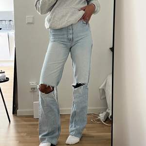 Jeans från Zara i storlek 36. Modell är high waist. De är även långa i modellen, går ner till marken på mig som är ca 167 cm.