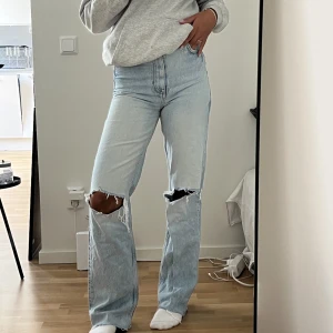 Jeans - Jeans från Zara i storlek 36. Modell är high waist. De är även långa i modellen, går ner till marken på mig som är ca 167 cm.