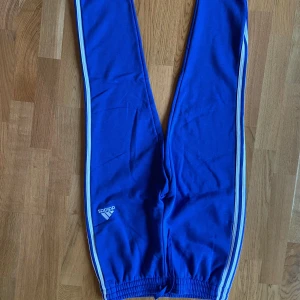 Adidasbyxor  - Adidasbyxor, stl M! Mycket fint skick