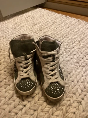 Höga sneakers  - Säljer dessa as balla höga sneakers köpta för 1400 kr i Italien 😻😇massa coola detaljer och i jätte bra skick 💗