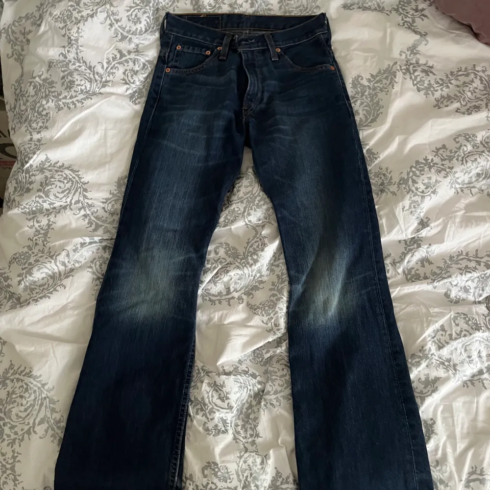 Jeans från Levi’s i modell 507. Bra skick, då byxorna inte är använda så mycket. Säljer för att dem är för små för mig. Lågmidjade jeans. Storlek W 26 och L 30 🩷. Jeans & Byxor.