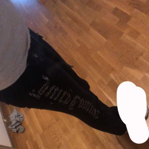 juciy byxor - säljer min mörk blå juciy byxor i bra skicka skriv för fler bilder 