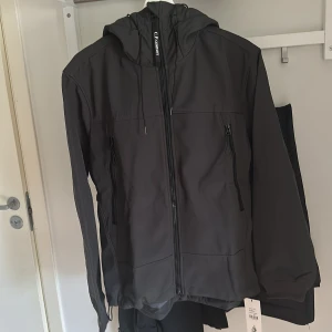 Cp company jacka - Cp company jacka med googles som går att använda i luvan